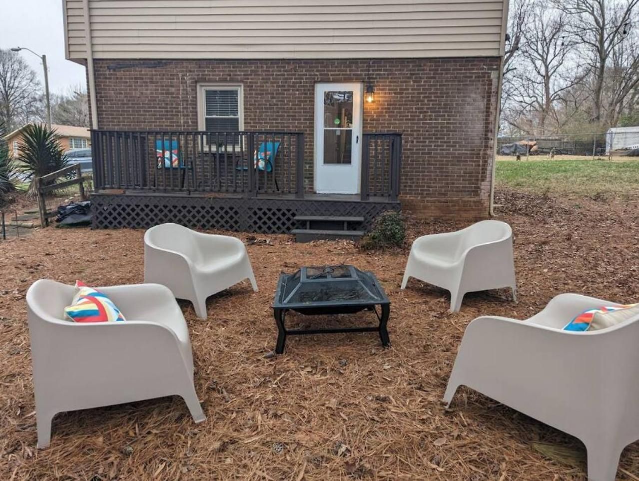 Spacious With Work Space, Firepit, Bbq Grill Holiday home Charlotte