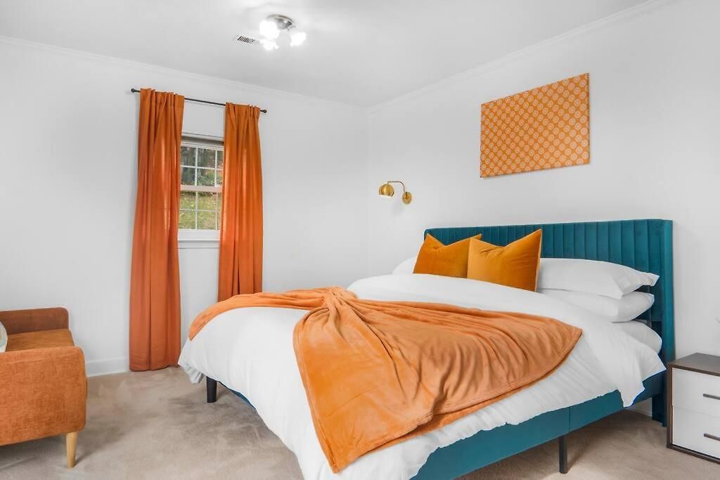 Holiday home 5bd Vibrant Haven: Basketball - 10mins To Airport