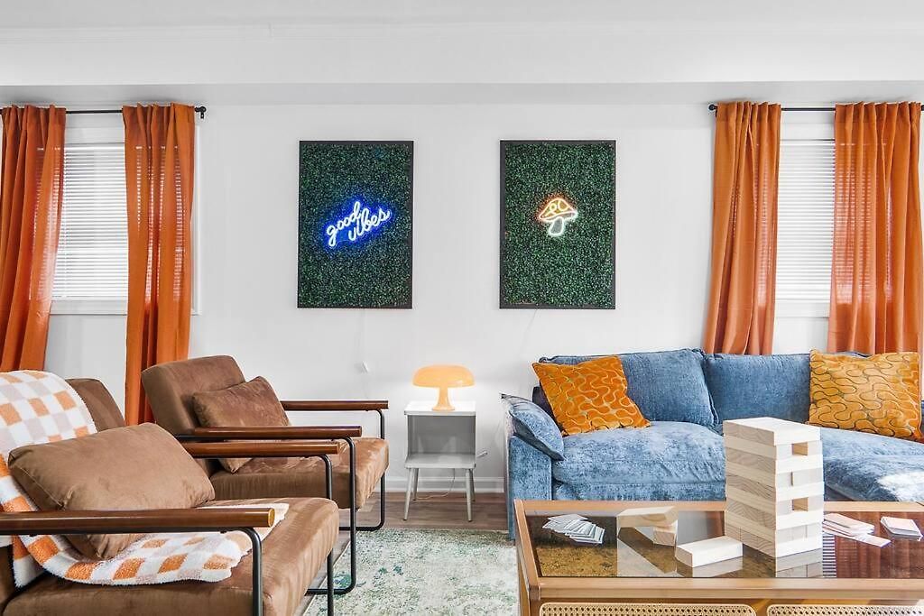 Holiday home 5bd Vibrant Haven: Basketball - 10mins To Airport