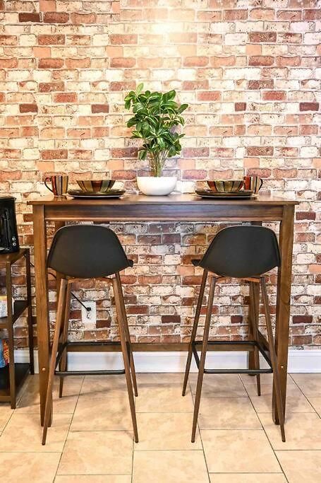 Cozy - 2 Bedroom Townhome Getaway - Plaza Midwood Apartment