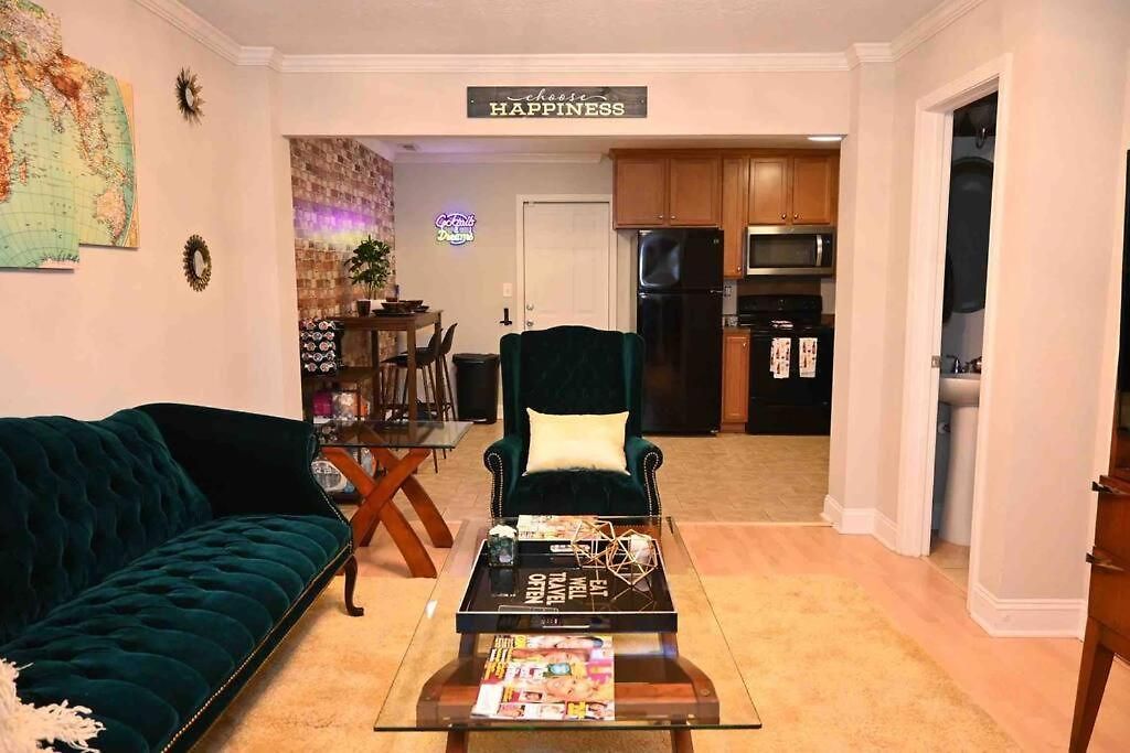 Cozy - 2 Bedroom Townhome Getaway - Plaza Midwood Apartment *