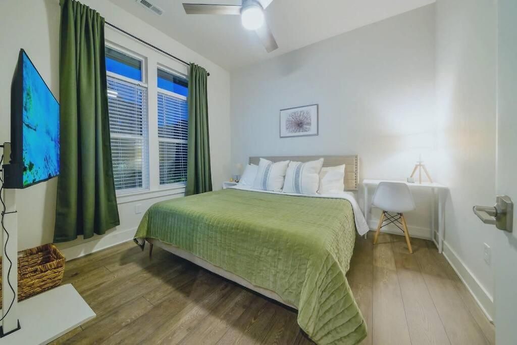 New Stylish Getaway- 5 Mil To Uptown/3 Smart Tvs! *