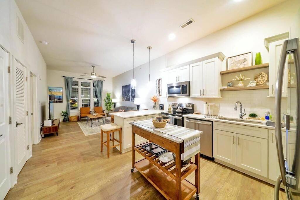 New Stylish Getaway- 5 Mil To Uptown/3 Smart Tvs!