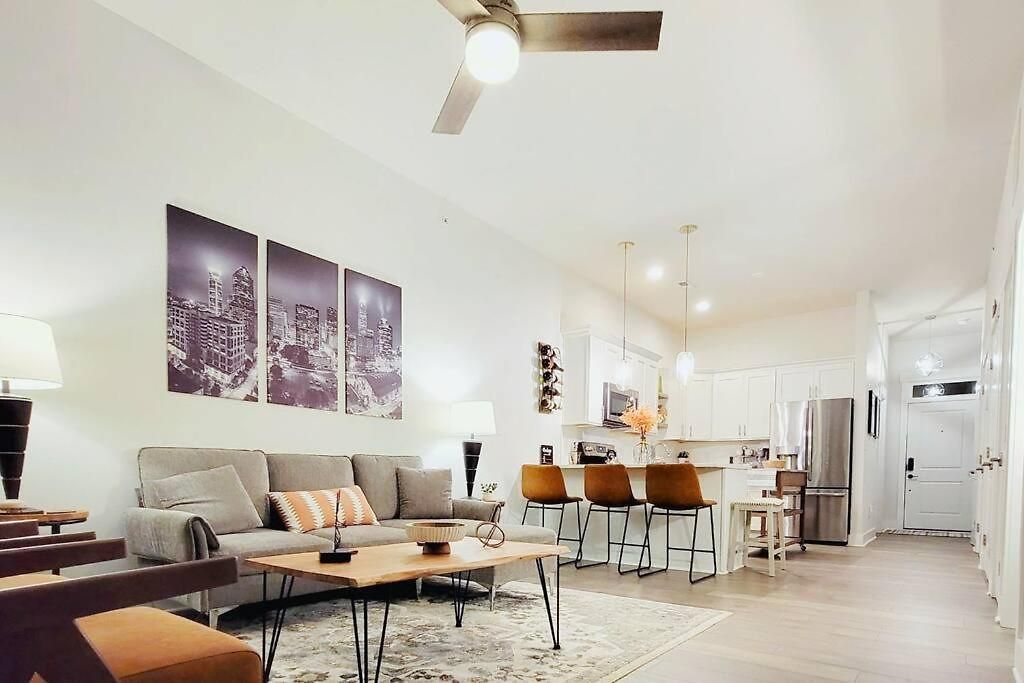 New Stylish Getaway- 5 Mil To Uptown/3 Smart Tvs! Apartment *