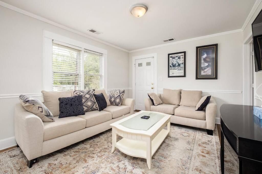 Walking Distance To Restaurants Bars And Breweries Holiday home