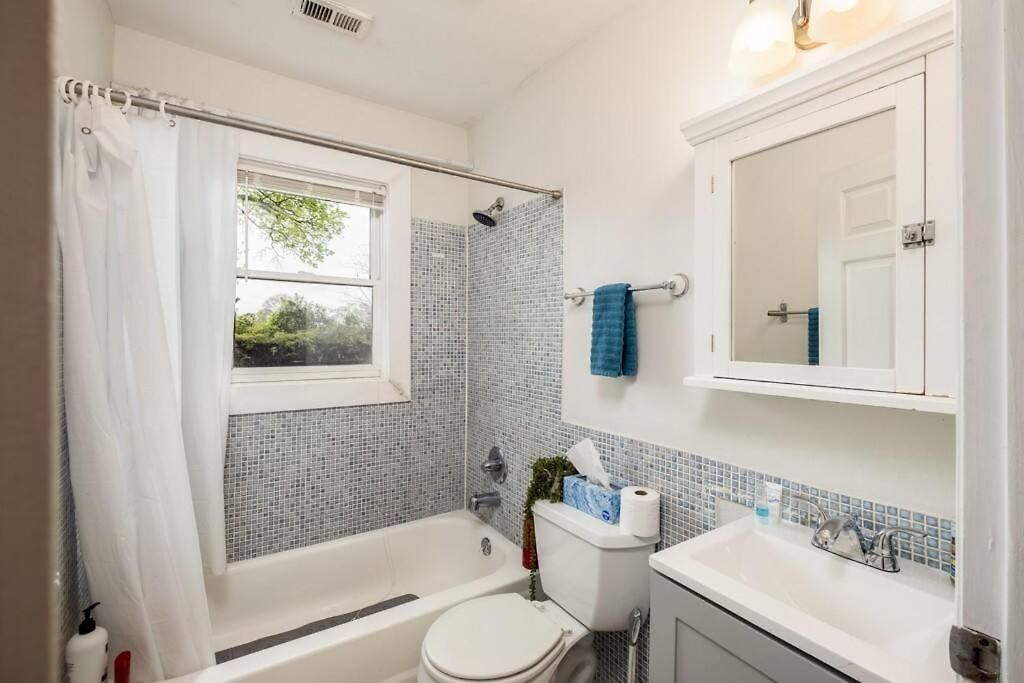 Walking Distance To Restaurants Bars And Breweries Holiday home