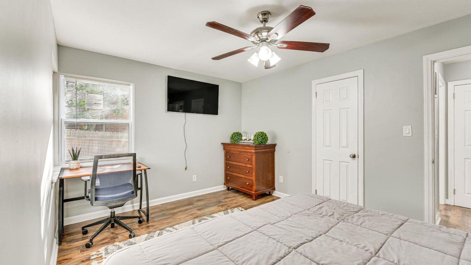 Holiday home Updated W/ Yard ~ 3 Mi To Uptown! Charlotte