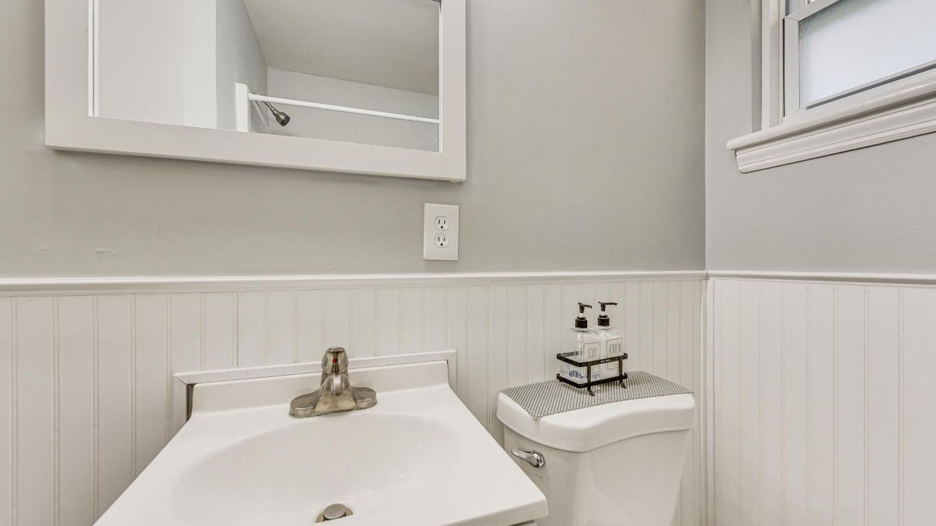 Holiday home Updated W/ Yard ~ 3 Mi To Uptown! *