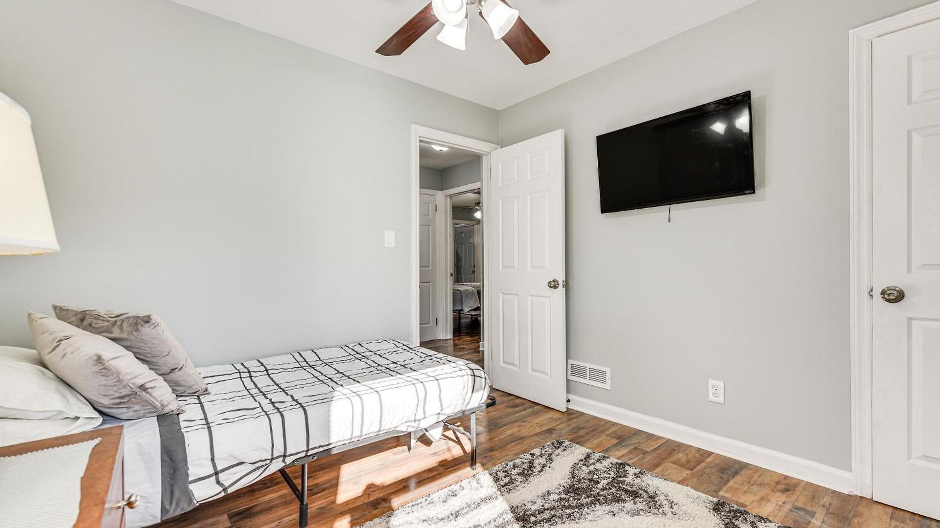 Updated W/ Yard ~ 3 Mi To Uptown! Holiday home
