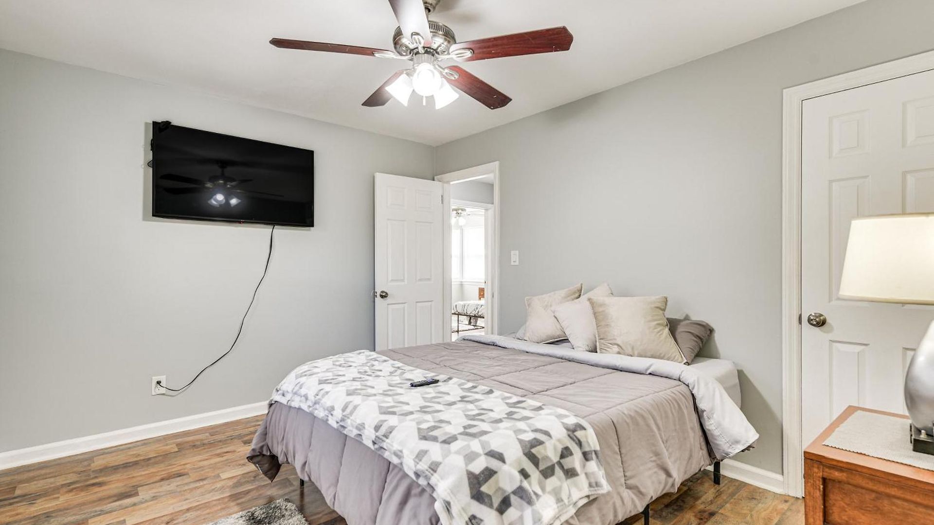 Holiday home Updated W/ Yard ~ 3 Mi To Uptown!