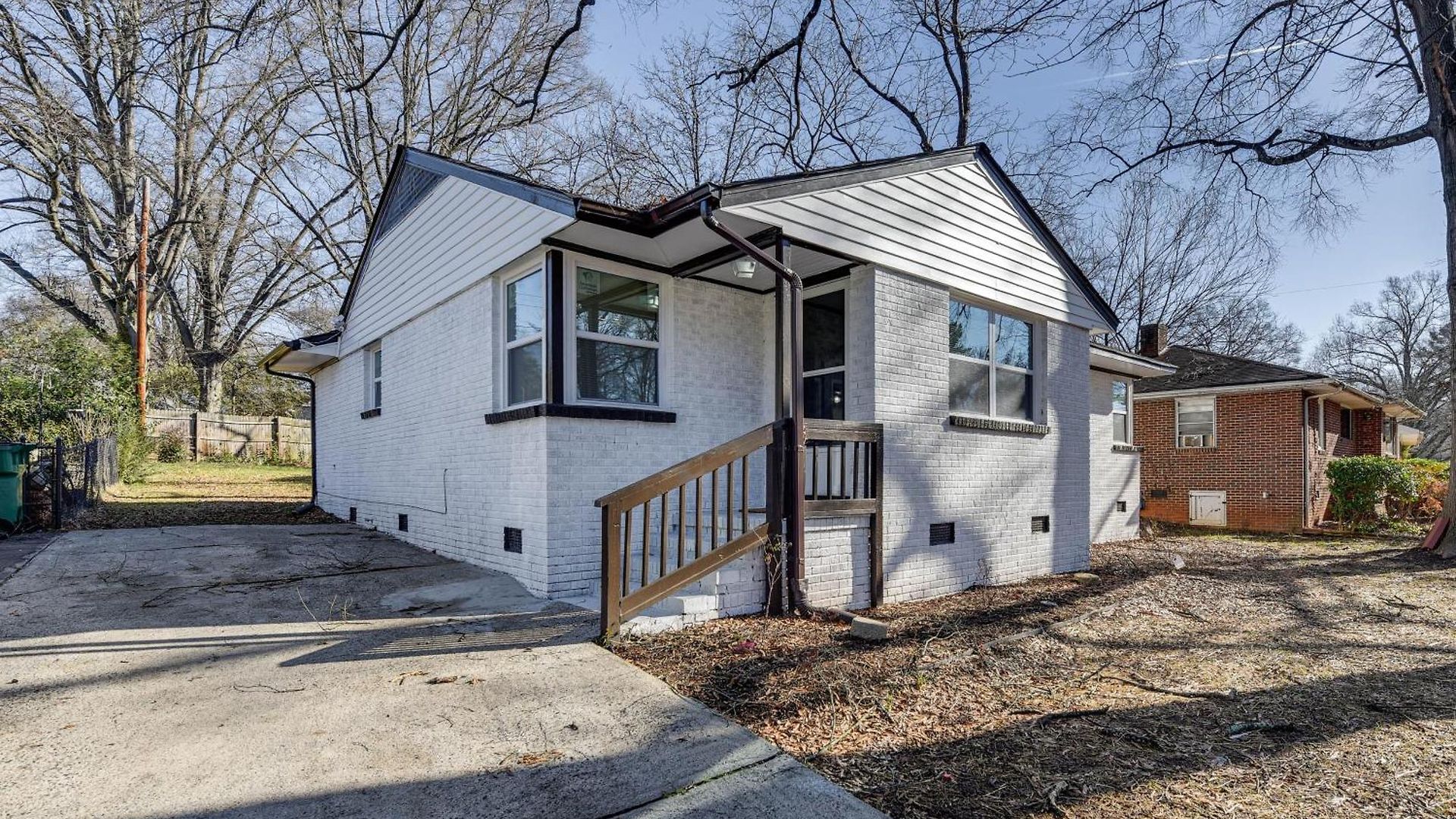 Updated W/ Yard ~ 3 Mi To Uptown! Holiday home Charlotte