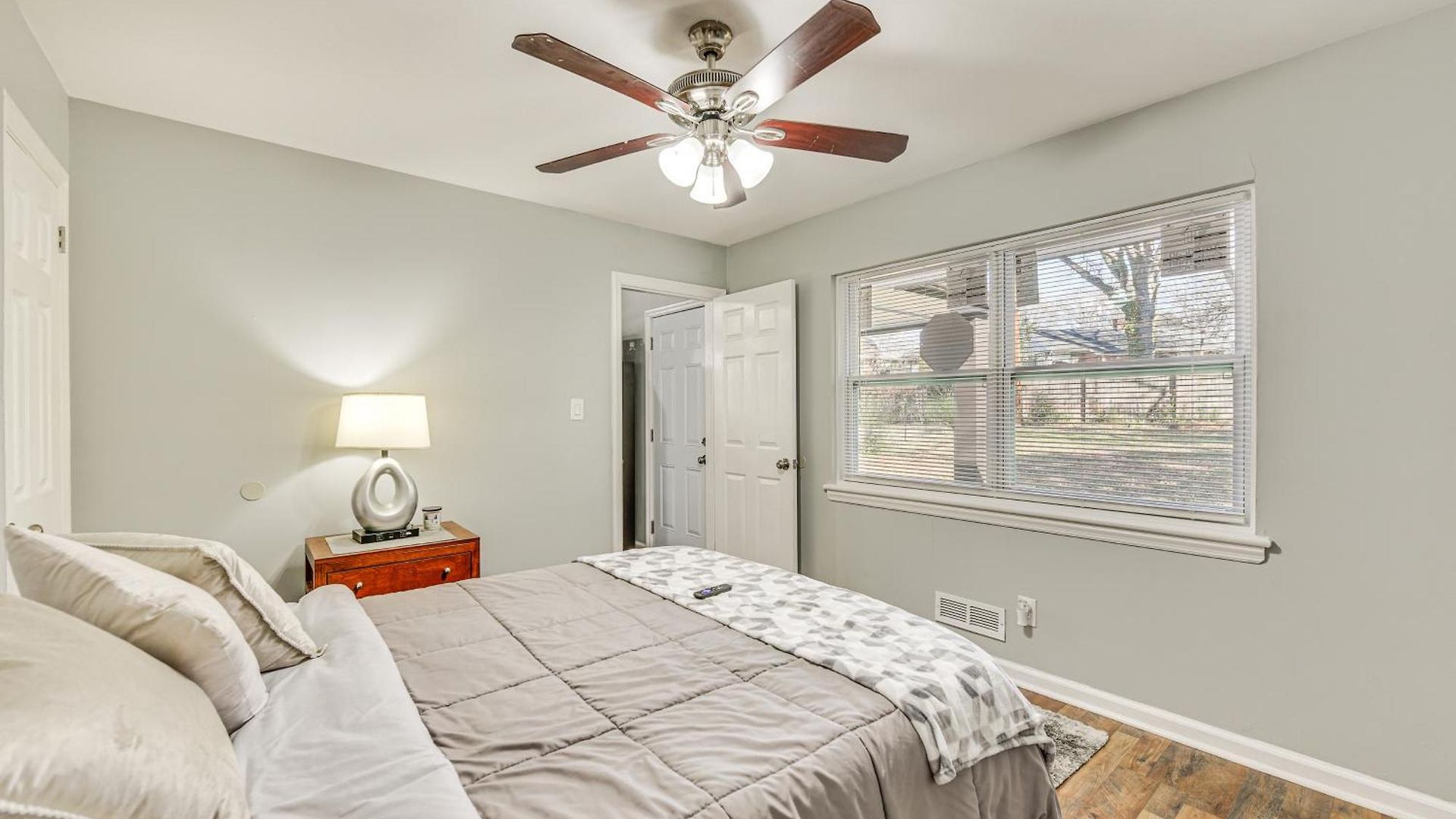 Holiday home Updated W/ Yard ~ 3 Mi To Uptown!