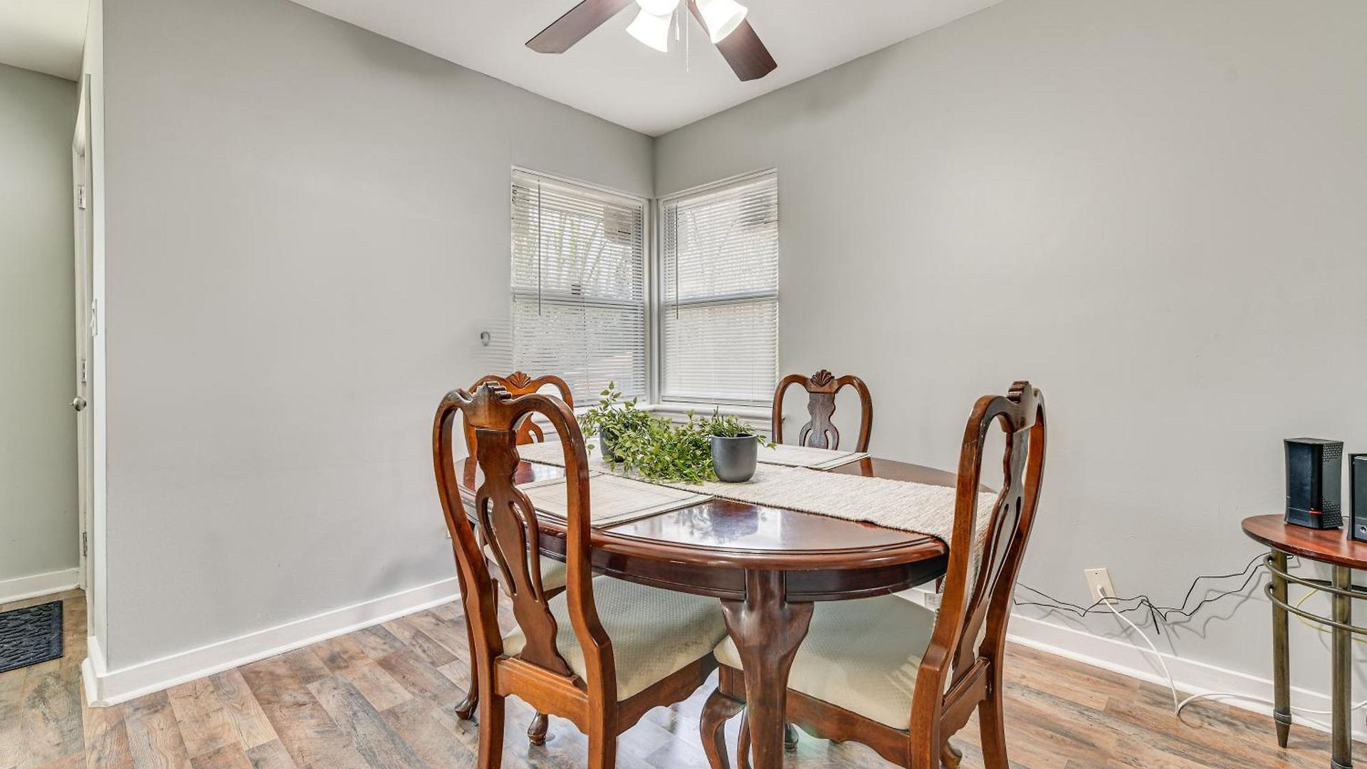Updated W/ Yard ~ 3 Mi To Uptown! Holiday home *