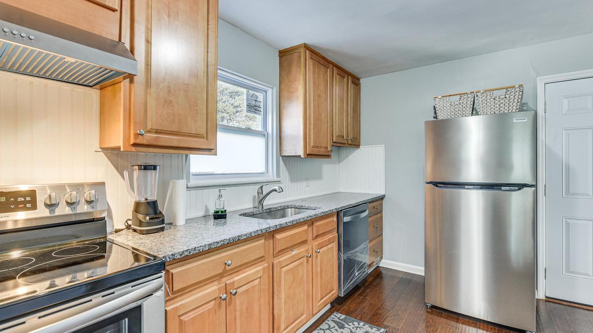 Holiday home Updated W/ Yard ~ 3 Mi To Uptown!