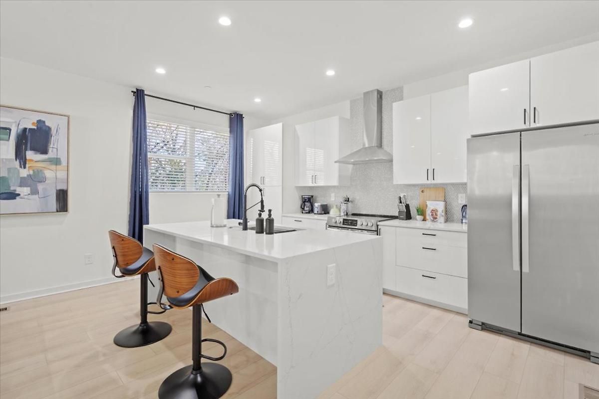 Stylish Modern 3br 3,5ba Townhouse In *