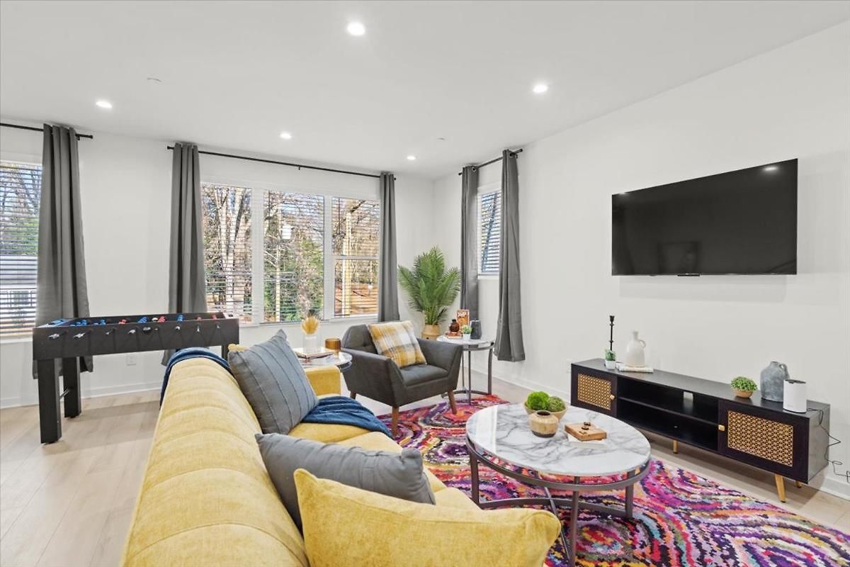 Stylish Modern 3br 3,5ba Townhouse In Apartment