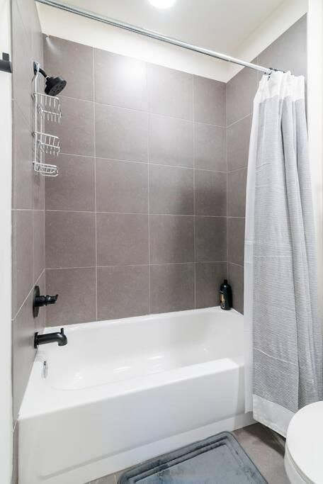 Charming Cozy With Wi-fi & Free Parking Apartment *