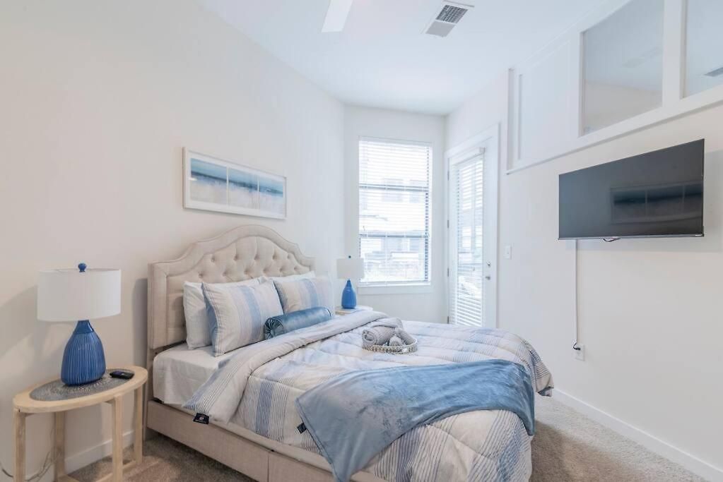 Charming Cozy With Wi-fi & Free Parking *