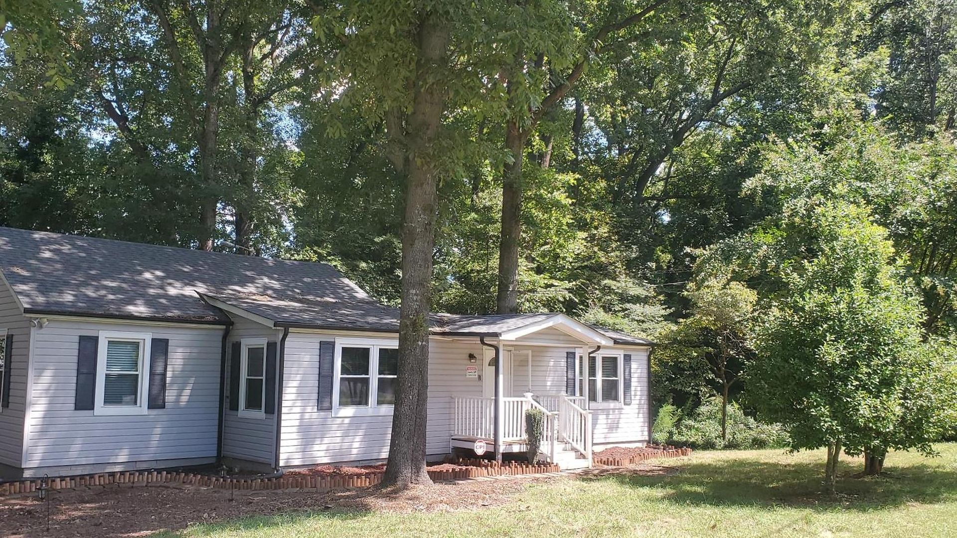 Private Single Level Standalone House Large Lot - 3 Bedrooms Charlotte