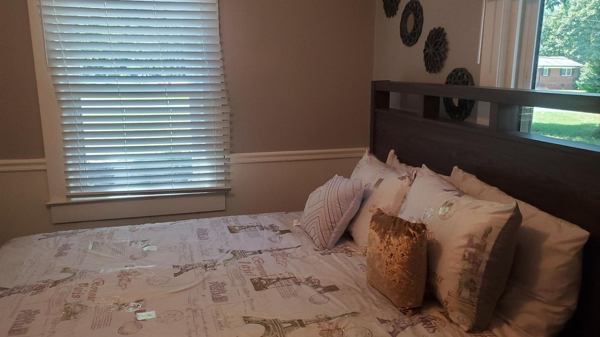 Private Single Level Standalone House Large Lot - 3 Bedrooms Charlotte