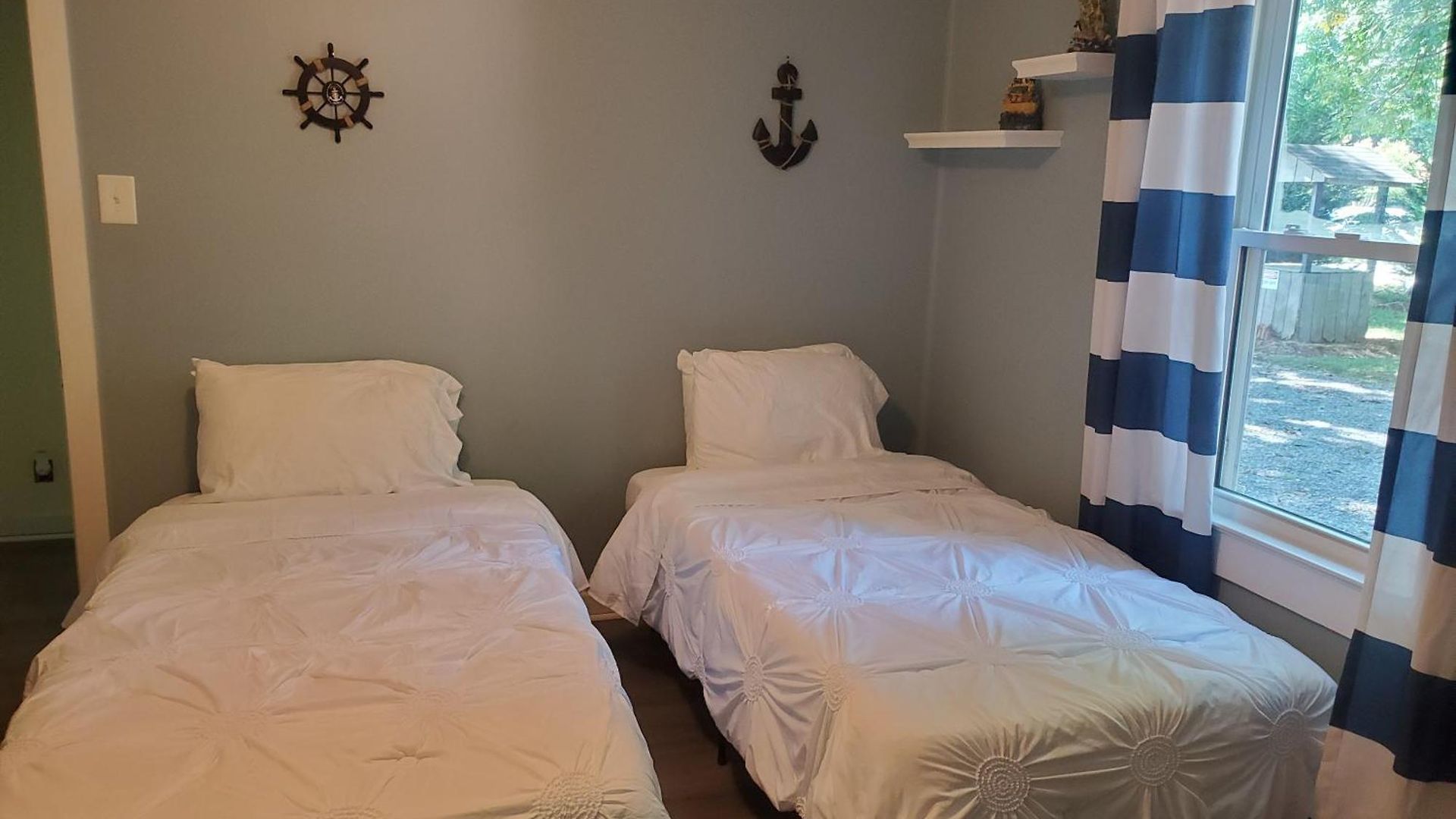 Private Single Level Standalone House Large Lot - 3 Bedrooms Holiday home *