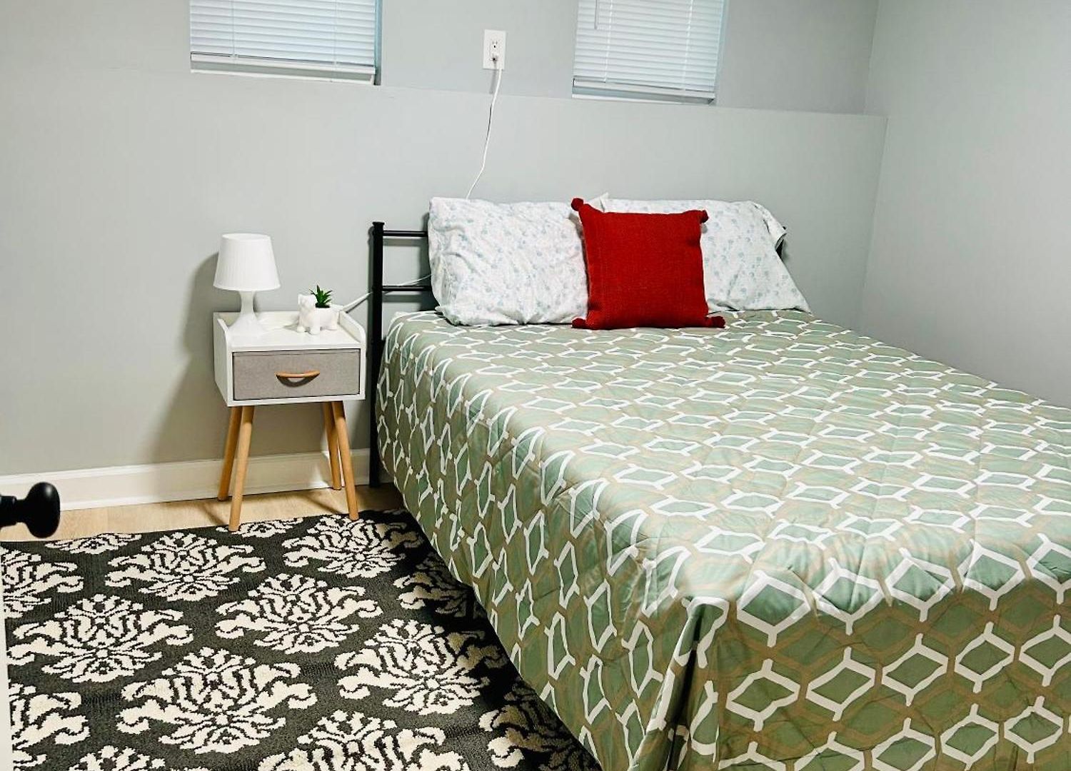Comfy Spacious Lower Lvl Near Uptown, Noda & Unc