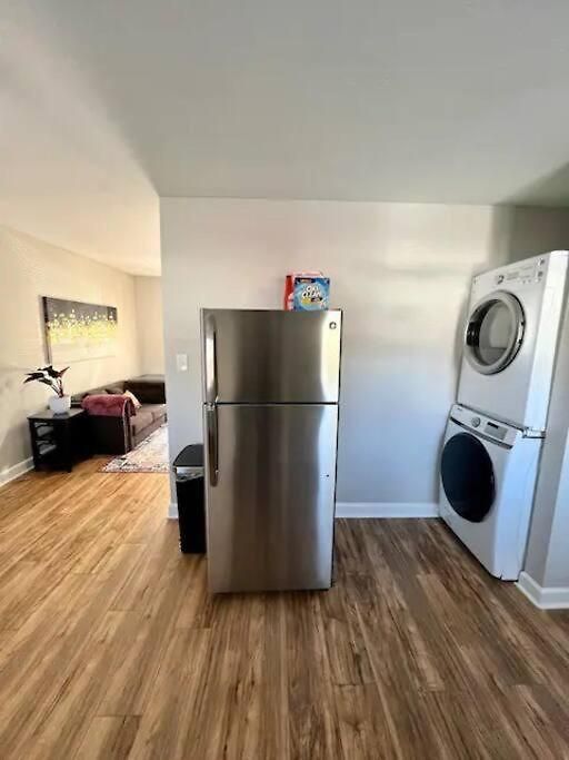 Gated 2br I 5 Min Uptown Apartment *