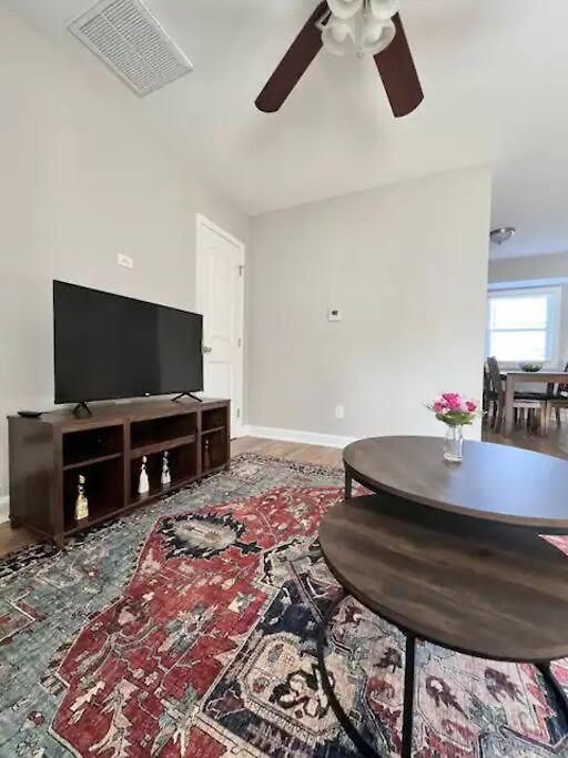 Gated 2br I 5 Min Uptown *