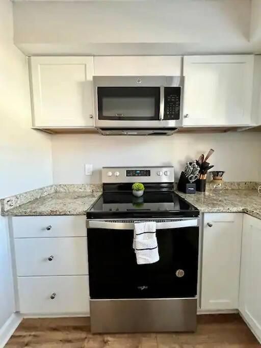 Gated 2br I 5 Min Uptown Apartment