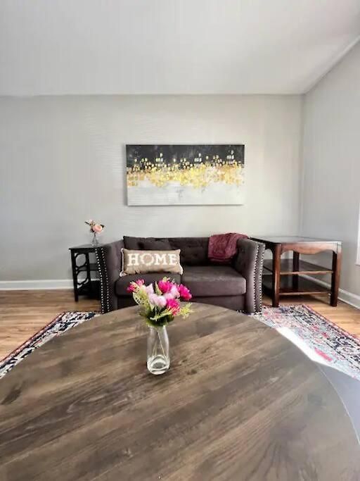 Apartment Gated 2br I 5 Min Uptown *