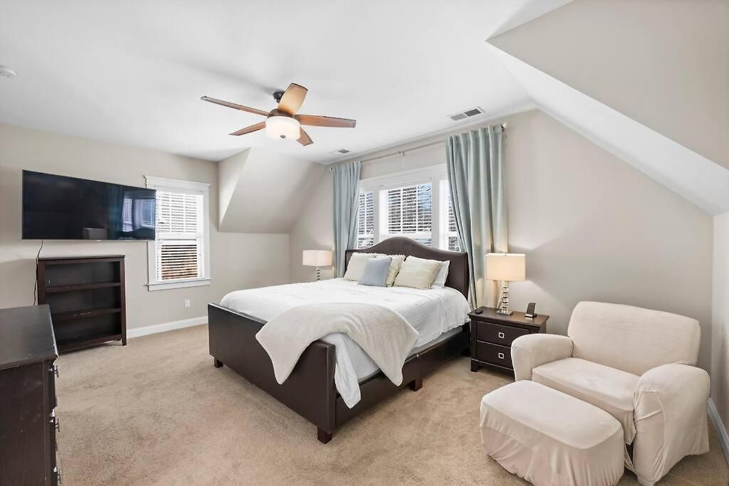 3br/3.5bath Uptown Aloft House. Holiday home *