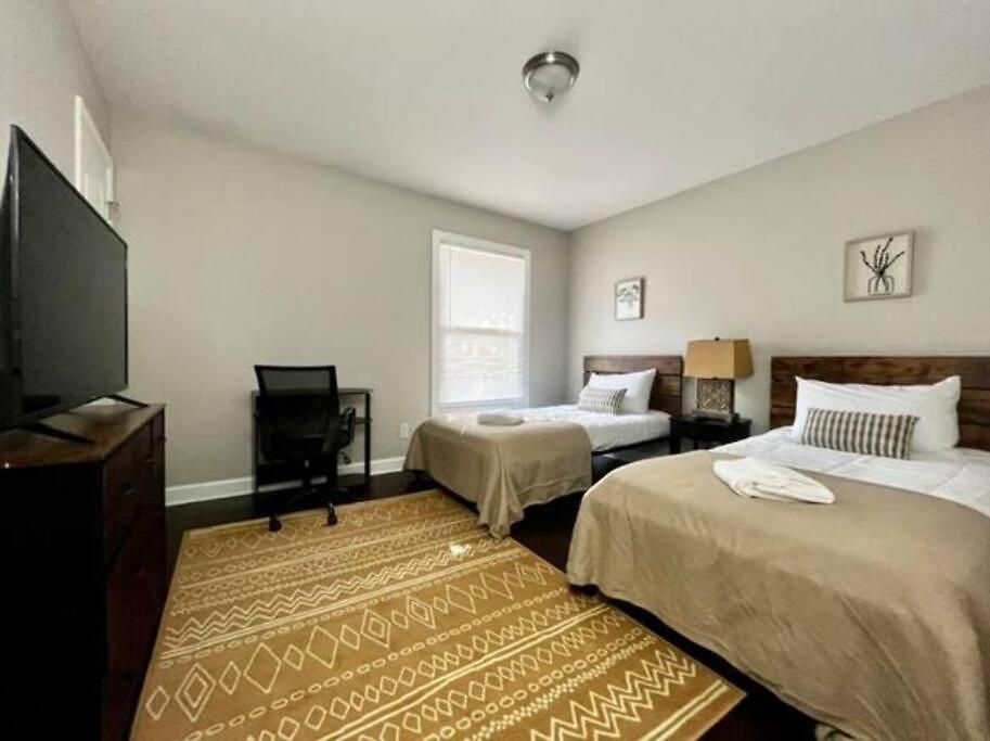 5 Min Uptown I Fast Wi-fi & Private Patio *
