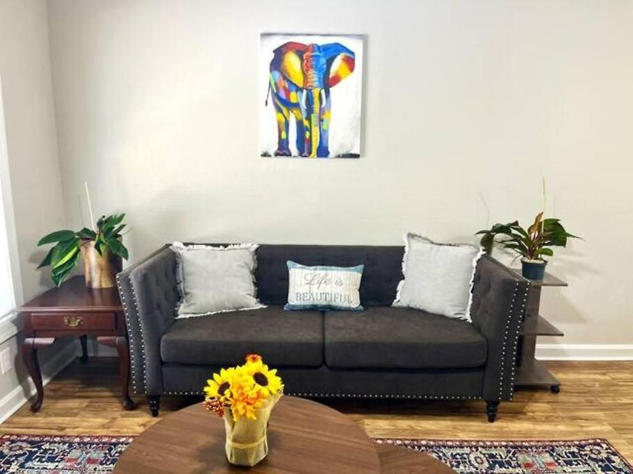 Apartment 5 Min Uptown I Fast Wi-fi & Private Patio *