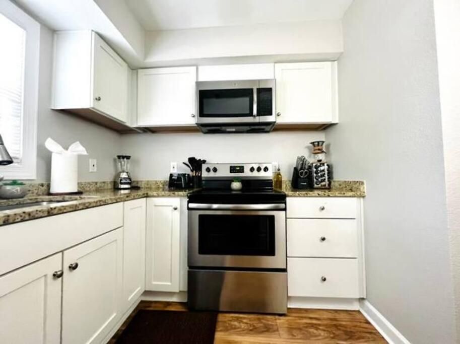 Apartment 5 Min Uptown I Fast Wi-fi & Private Patio *