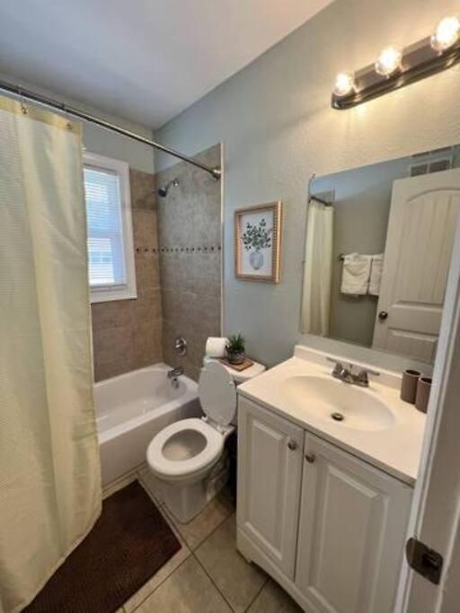 Apartment 5 Min Uptown I Fast Wi-fi & Private Patio Charlotte