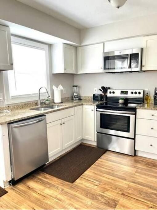 5 Min Uptown I Fast Wi-fi & Private Patio Apartment *