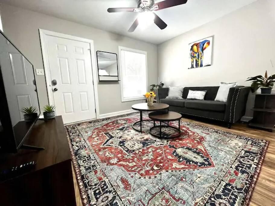 Apartment 5 Min Uptown I Fast Wi-fi & Private Patio *
