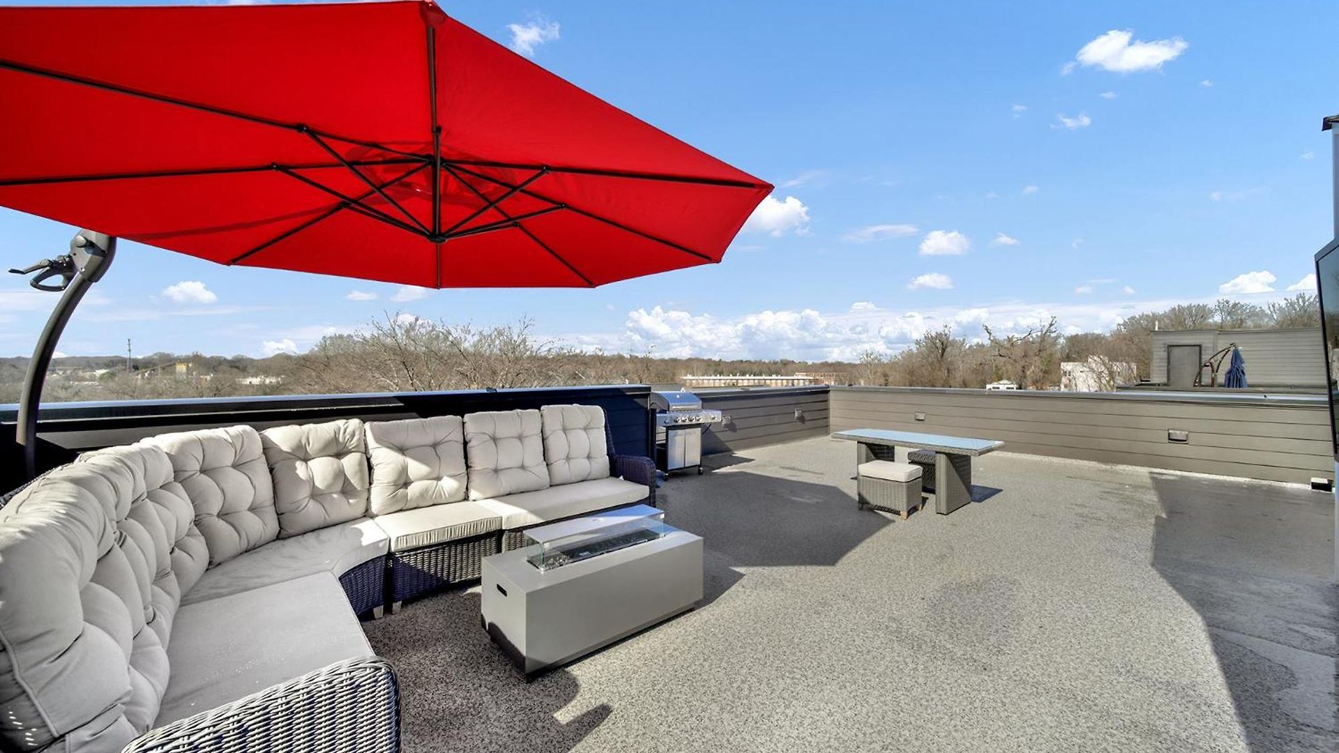 406 Katonah Amazing Location Rooftop Patio Views And A Gym