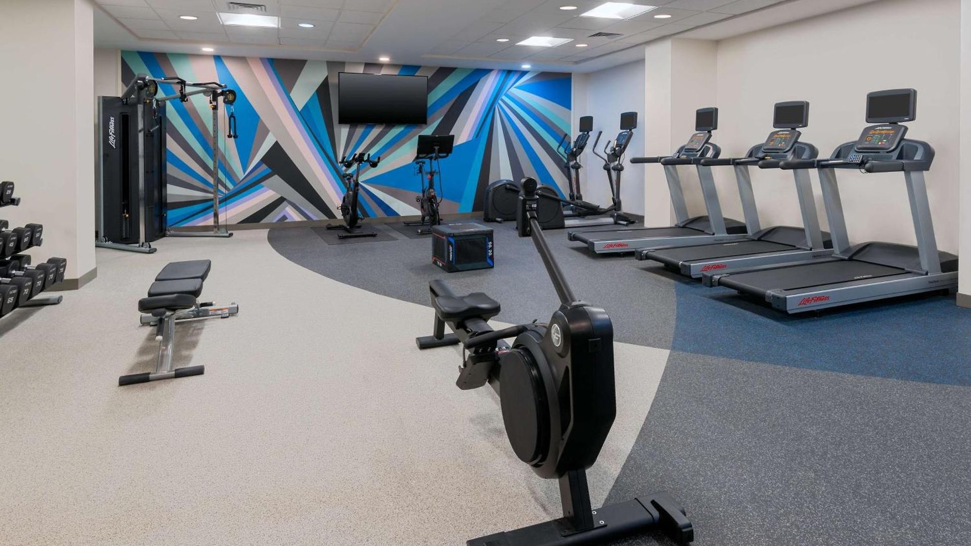Hilton Garden Uptown 3*