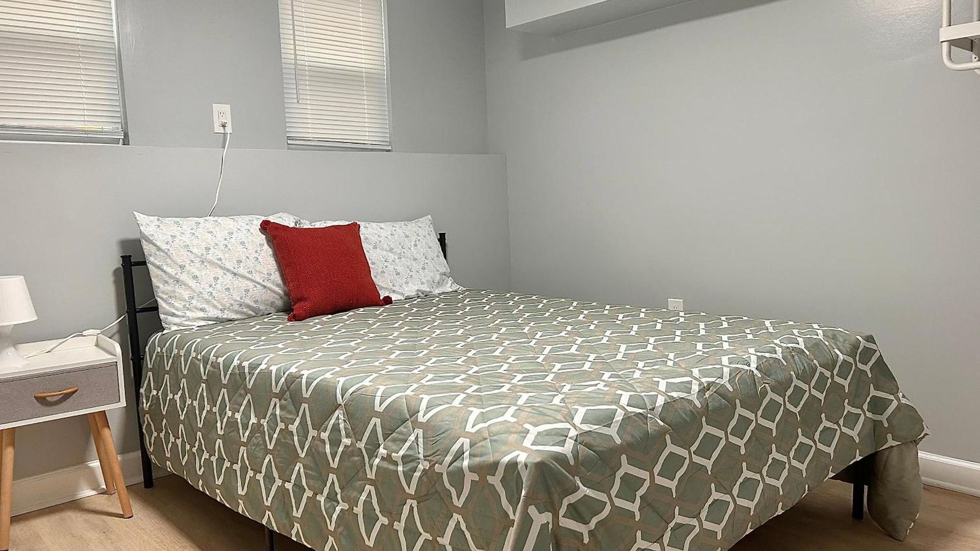 Comfy Spacious Lower Lvl Near Uptown, Noda & Unc