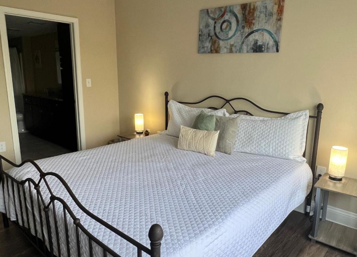 Spacious 2 Bed, 2 Bath Uptown Gem In The Heart Of The City-parking-wi-fi-balcony-walk To Boa Stadium Apartment *