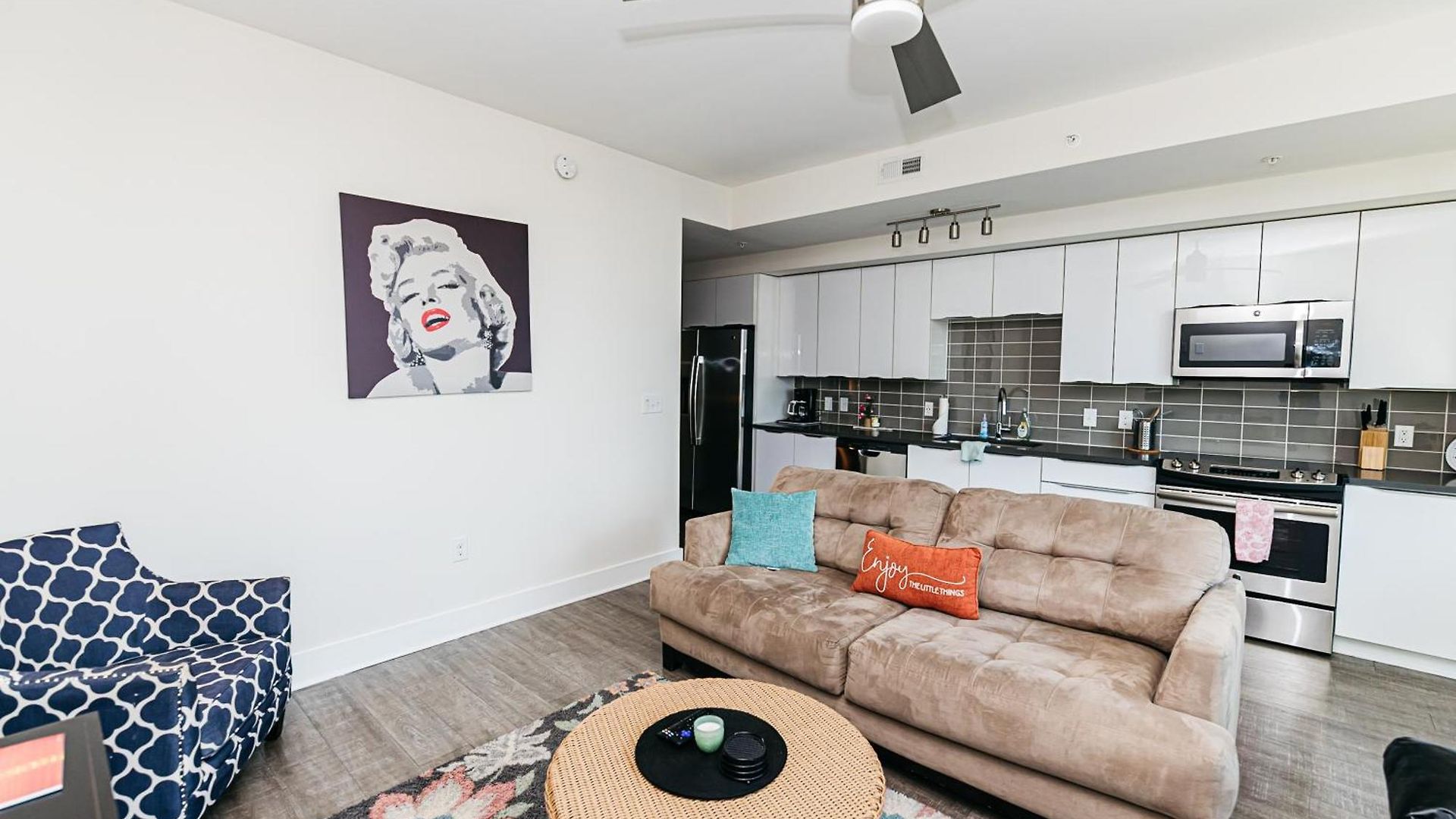 Corporate Uptown Furnished Apartment *