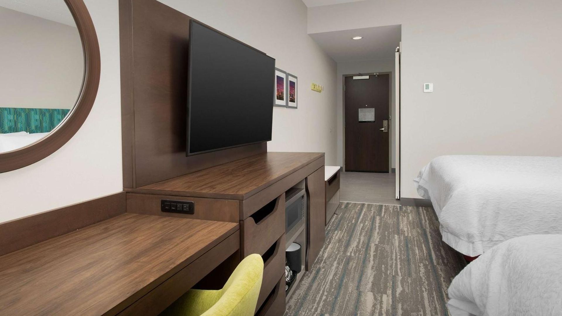 Hotel Hampton & Airport Pointe 3*
