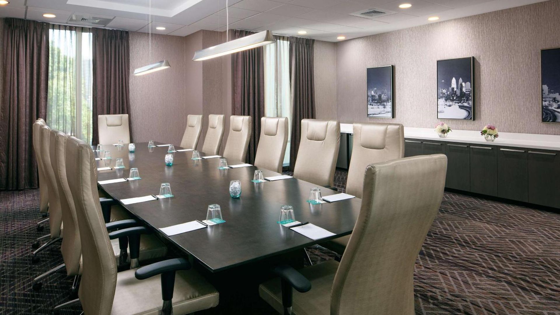 Hotel Embassy By Hilton Uptown