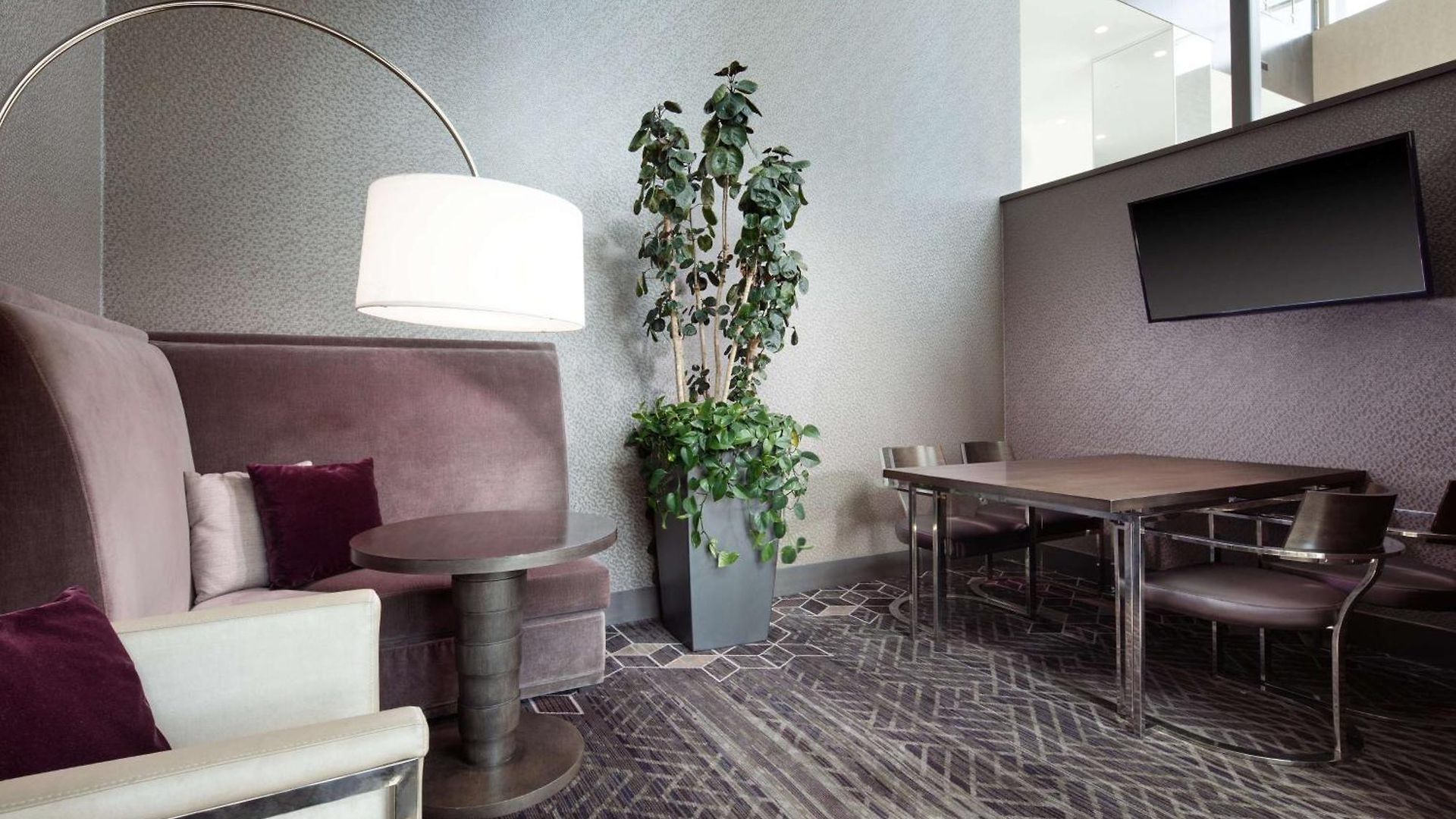 Hotel Embassy By Hilton Uptown