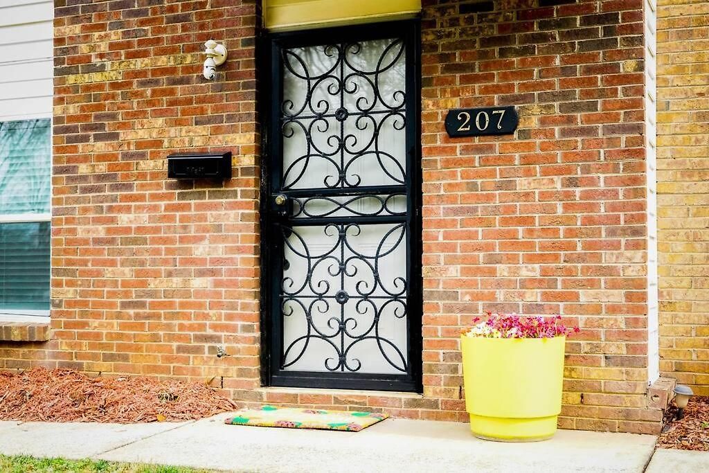 3 Bedroom Townhome Minutes To Uptown Holiday home