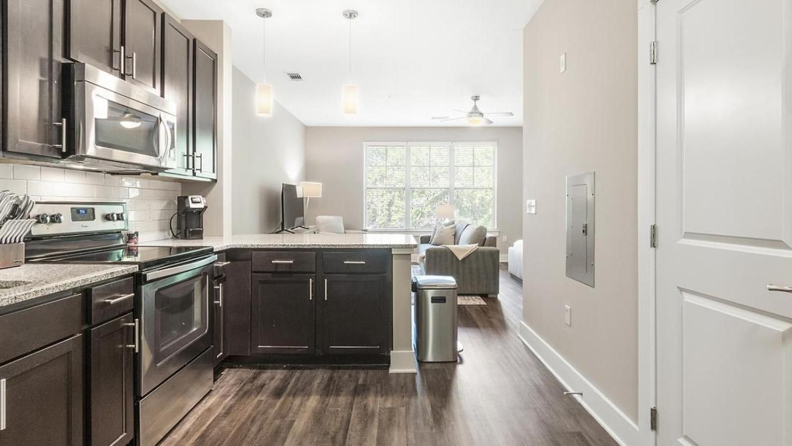 Apartment Landing Modern With Amazing Amenities *