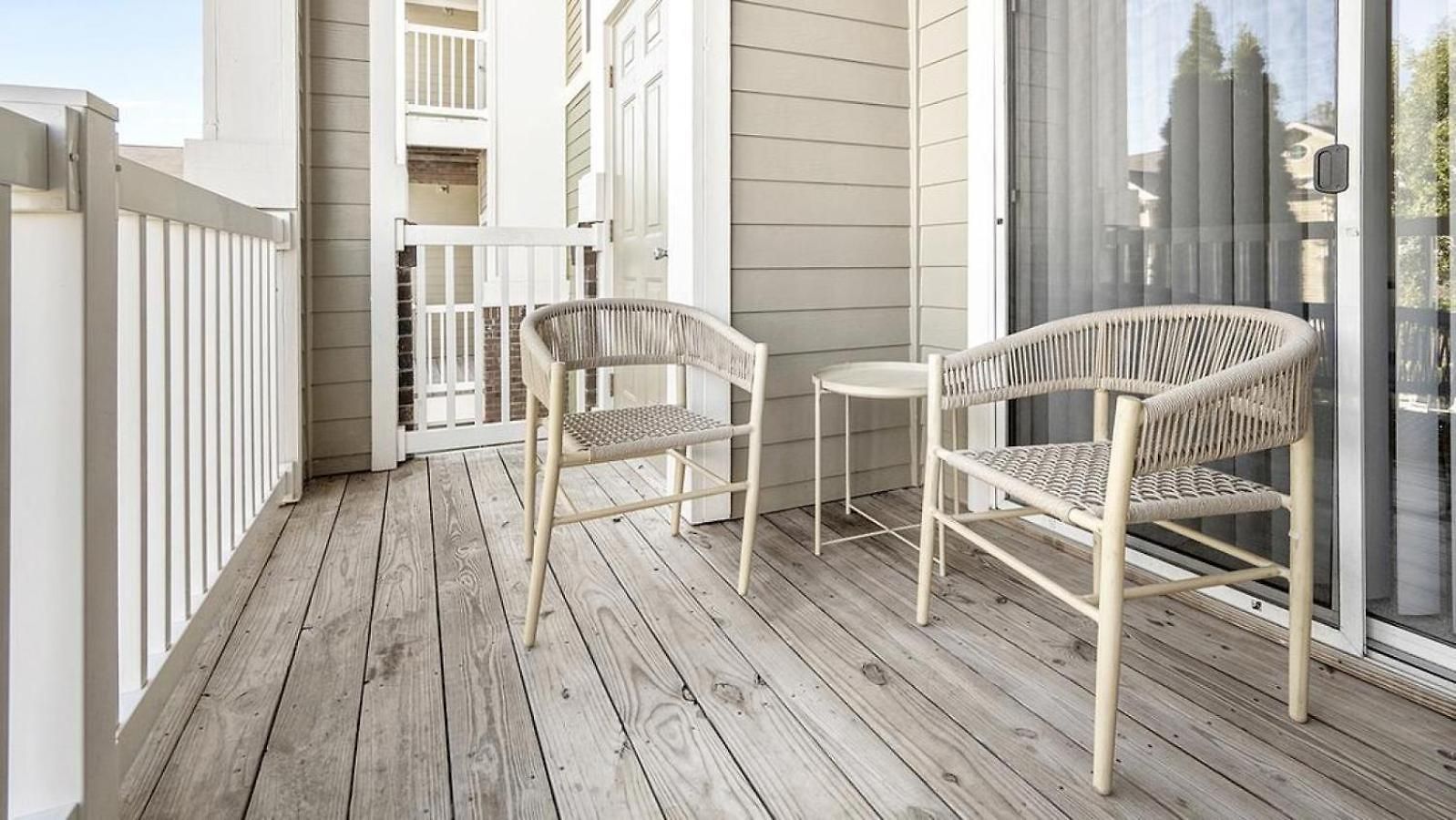 Apartment Landing Modern With Amazing Amenities *