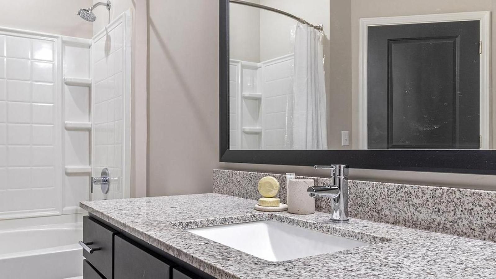 Apartment Landing Modern With Amazing Amenities *