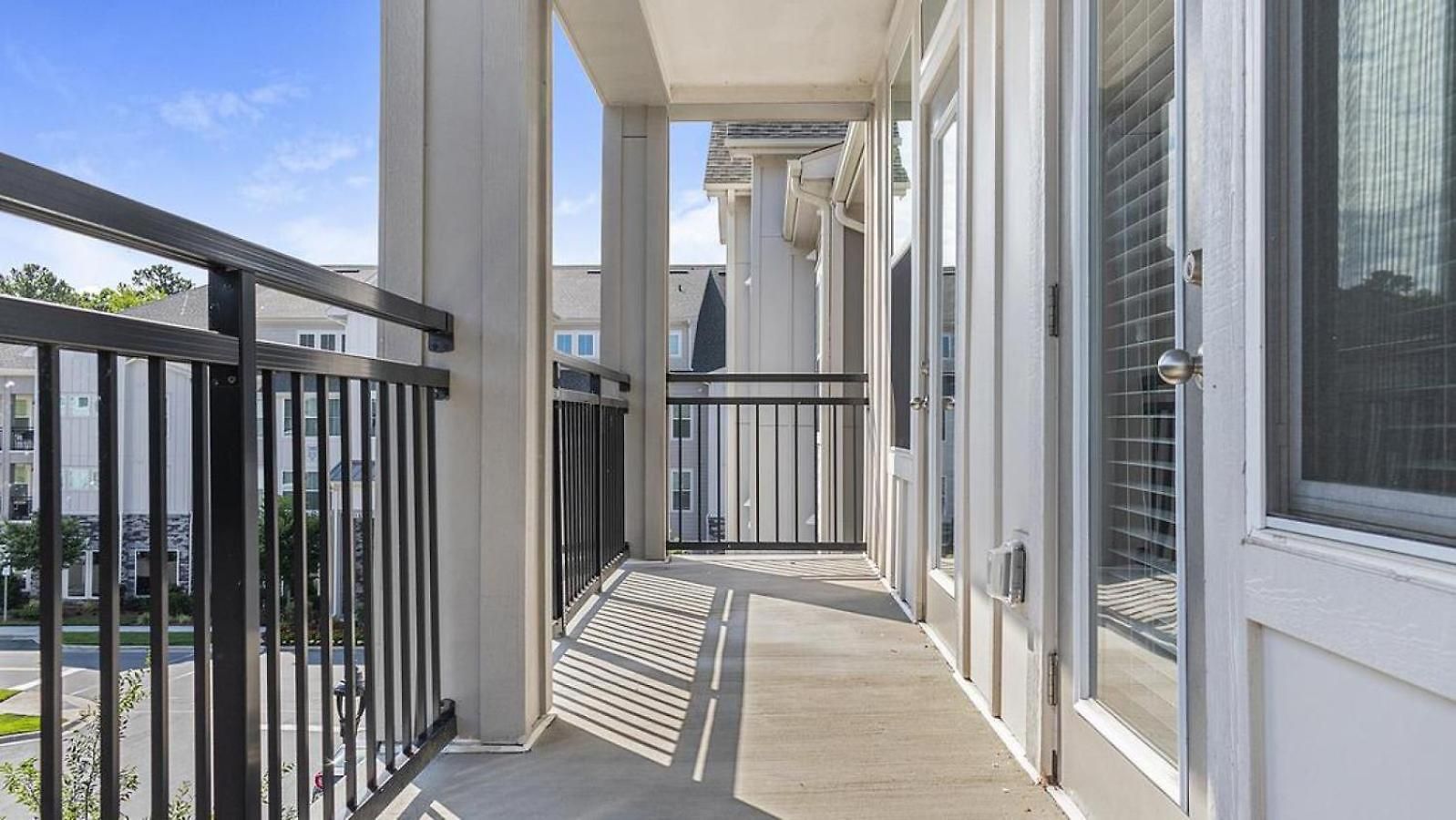 Landing Modern With Amazing Amenities *